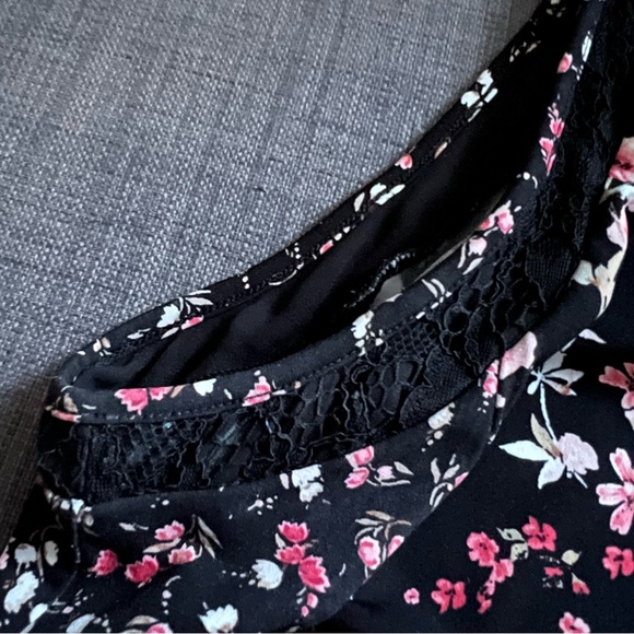 White Barn Floral Blouse - Picture 4 of 6